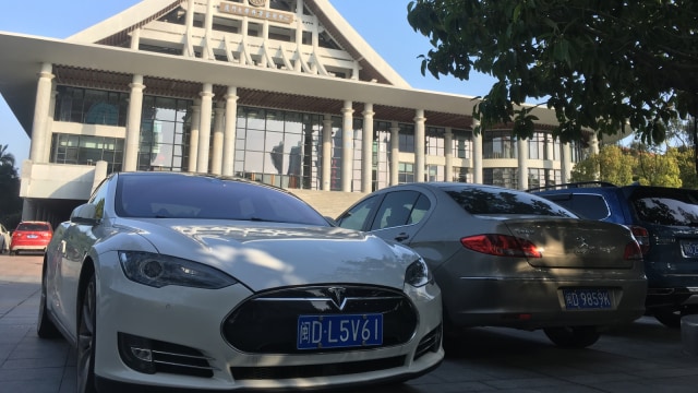 Mobil listrik Tesla di Xiamen. (Foto: Feby Dwi Sutianto/kumparan)