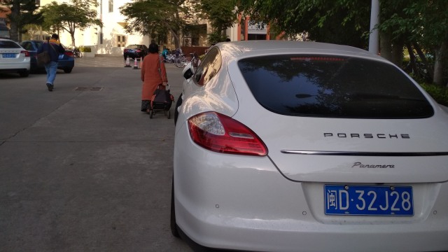 Mudahnya bertemu Porsche di kota Xiamen. (Foto: Feby Dwi Sutianto/kumparan)