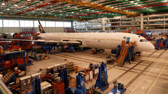 Boeing 787-10 di pabriknya di Carolina Utara. (Foto: Reuters/ Randall Hill)