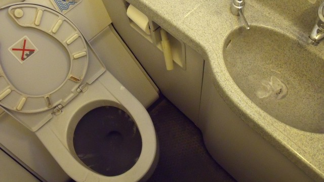 Toilet dalam pesawat (Foto: Dok Wikimedia Commons)