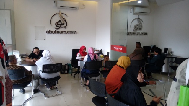 Calon jemaah Abu Tours di Surabaya. (Foto: Phaksy Sukowati/kumparan)