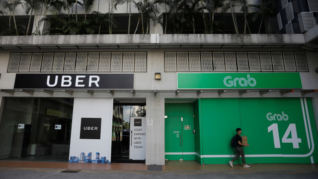 Kantor Uber  dan Grab di Singapura. (Foto:  REUTERS/Edgar Su)