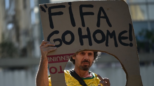 Protes di Piala Dunia 2014. (Foto: AFP/Yasuyoshi Chiba)
