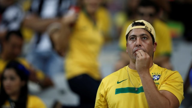 Suporter Brasil saat timnya dikalahkan Jerman 1-7. (Foto: AFP/Adrian Dennis)