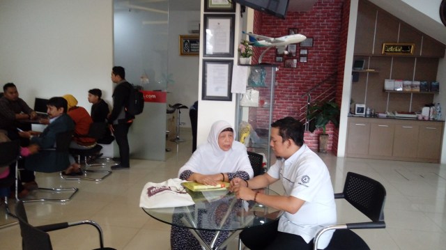 Kantor Cabang Abu Tours Surabaya (Foto: Phaksy Sukowati/kumparan)