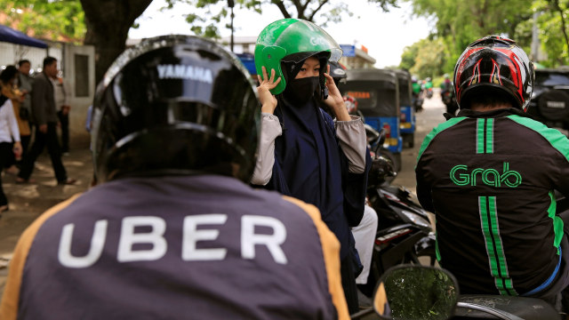 Pengemudi ojek online Uber dan Grab di Jakarta. (Foto: REUTERS/Beawiharta)