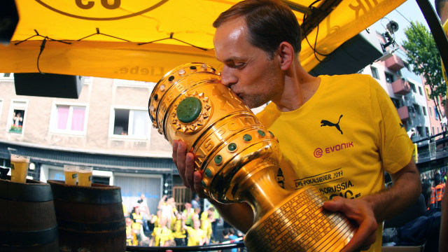 Tuchel dan trofi DFB Pokal. (Foto: Ina FASSBENDER / POOL / AFP)