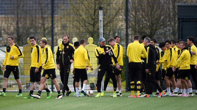 Tuchel memimpin latihan Dortmund. (Foto: PATRIK STOLLARZ / AFP)
