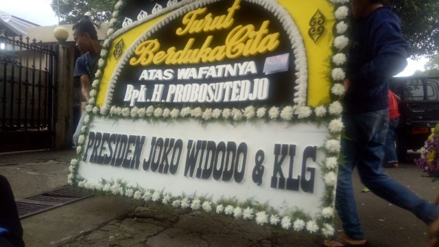 Karangan bunga dari Presiden Jokowi (Foto: Aria Rusta/kumparan)
