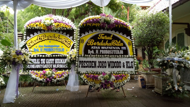 Karangan bunga untuk Probosutedjo dari Jokowi (Foto: Aria Rusta/kumparan)