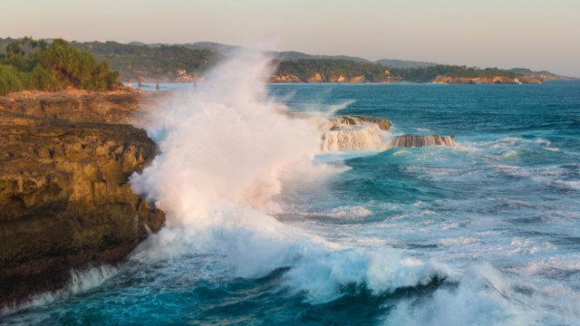 Ombak Besar di Devil’s Tears (Foto: Flickr/maikepiel)