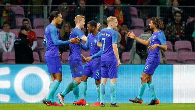 Para pemain Belanda merayakan gol. (Foto: Reuters / Denis Balibouse)