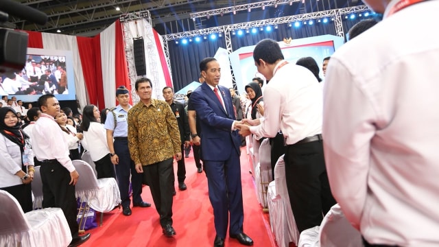 Jokowi menyalami para CPNS di Istora (Foto: Dok. Kemenpan RB)