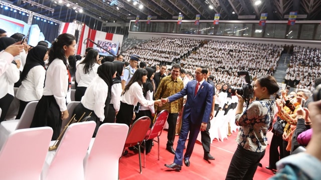 Jokowi menyalami para CPNS di Istora Foto: Dok. Kemenpan RB
