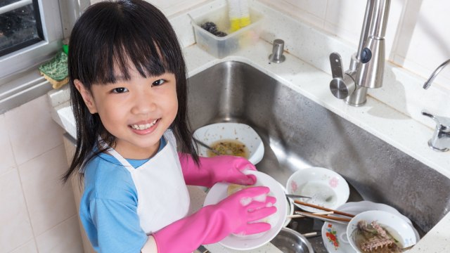 Ilustrasi anak mencuci piring. (Foto: Thinkstock)