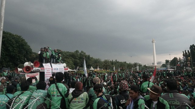 Aksi unjuk rasa ojek online di Monas. (Foto: Irfan Adi Saputra/kumparan)