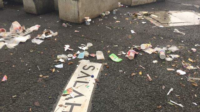 Sampah berserakan di kawasan Taman Pandang. (Foto: Soejono Saragih/kumparan)