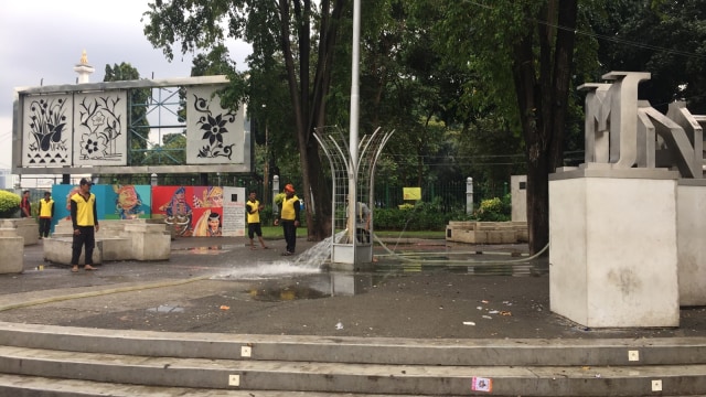 Usai Dipakai Aksi Taman Pandang Istana Dibersihkan (Foto: Fachrul Irwinsyah/kumparan)