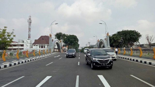 Jembatan Ujung Galuh Surabaya. (Foto: Phaksy Sukowati/ kumparan)