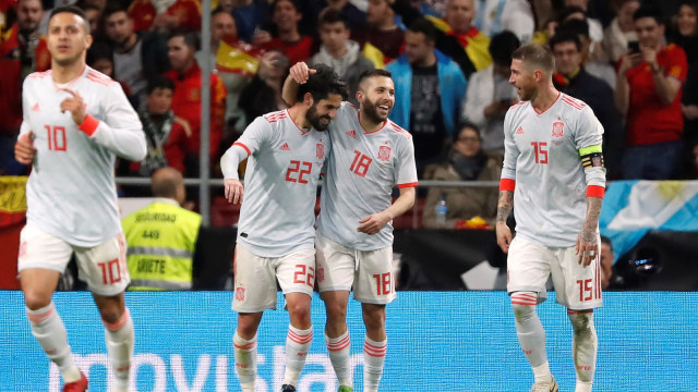 Pemain Spanyol merayakan gol. (Foto: Reuters / Javier Barbancho)