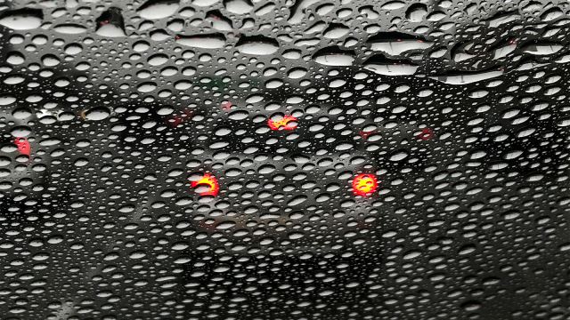 Ilustrasi berkendara saat hujan. (Foto: REUTERS/Carlo Allegri)