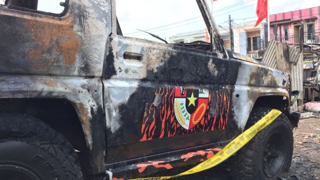 Posko dan Mobil milik Pemuda Pancasila dibakar (Foto: Reki Febrian/kumparan)