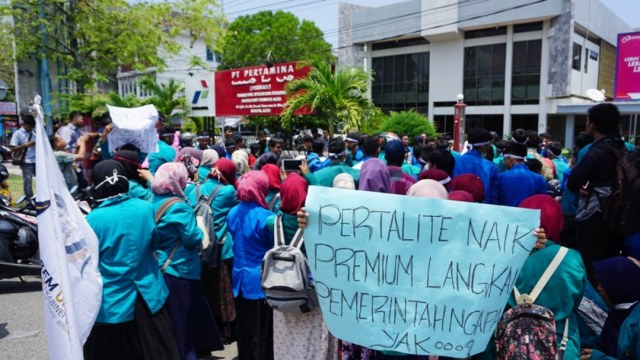 Mahasiswa Aceh gembok pagar Pertamina. (Foto: Zuhri Noviandi/kumparan)