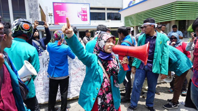 Mahasiswa Aceh gembok pagar Pertamina. (Foto: Zuhri Noviandi/kumparan)