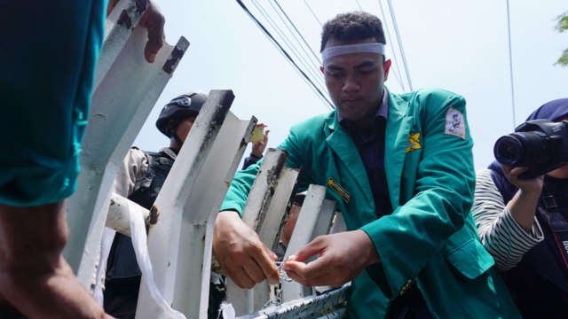 Mahasiswa Aceh gembok pagar Pertamina. (Foto: Zuhri Noviandi/kumparan)