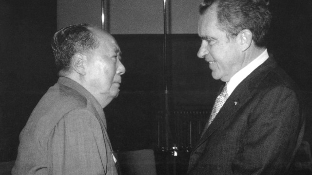 Mao Zedong saat bertemu dengan Richard Nixon (Foto: AFP)