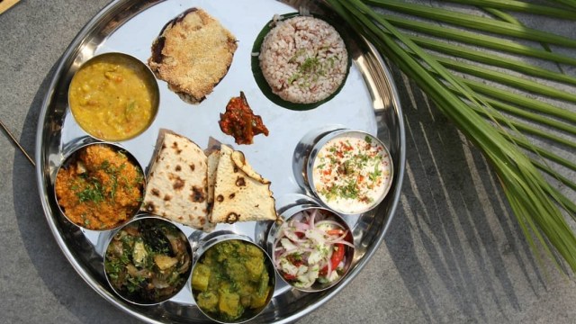 Tradisi Makan Masyarakat India (Foto: Instagram @champakalioldgoa)