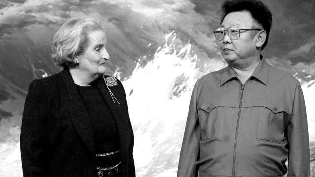 Medeleine Albright dan Kim Jong-il (Foto: Associated Press)