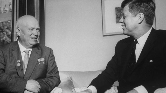 Nikita Khrushchev dan John F. Kennedy (Foto: Reuters)