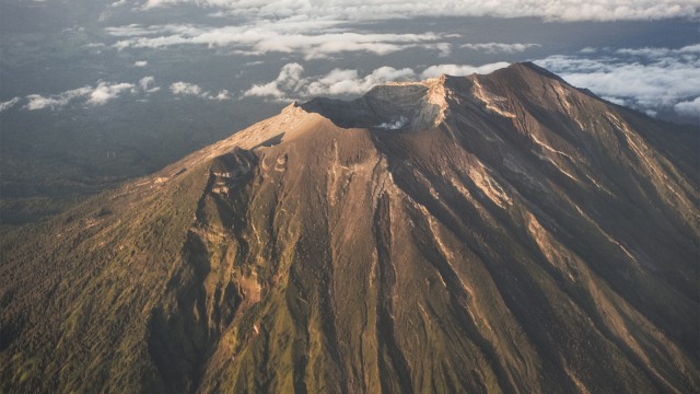 Kawah Gunung Agung. Foto: ANTARA FOTO/Ahmad Subaidi