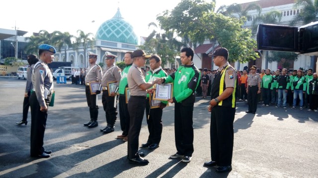 Polisi beri penghargaan untuk 3 driver ojek online (Foto: Phaksy Sukowati/kumparan)
