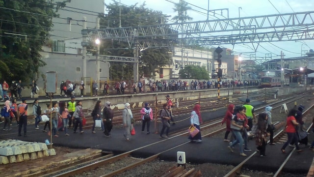 Penyeberangan di Stasiun Duri. (Foto: Dok. KAI)