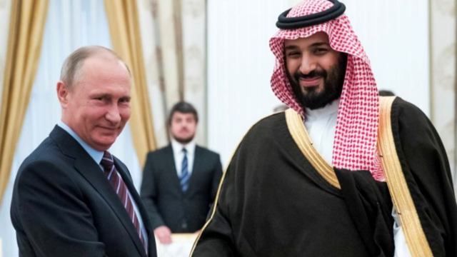 Muhammad bin Salman dengan Vladimir Putin. (Foto: Pavel Golovkin/Reuters)