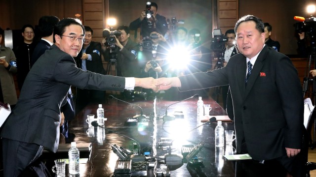 Pertemuan pejabat Korut-Korsel. (Foto: Korea Pool/Yonhap via REUTERS)