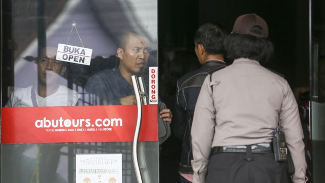 Penggeledahan kantor Abu Tours Palembang. (Foto: Antara/Nova Wahyudi)