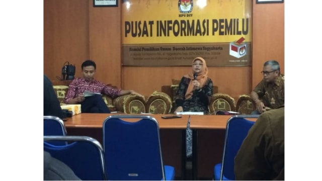 Siti Ghoniyatun di gedung KPU DIY (Foto: Tugu Jogja)