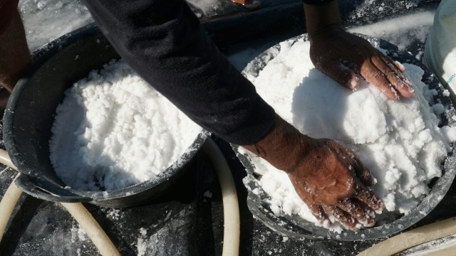 Tambak garam sistem bestekin (Foto: Jamal Ramadhan/kumparan)