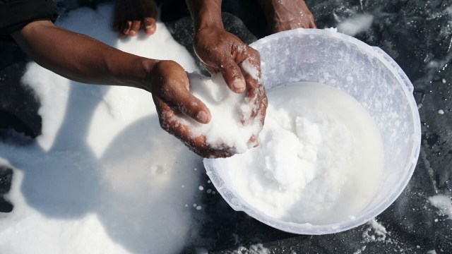 Tambak garam sistem bestekin Foto: Jamal Ramadhan/kumparan