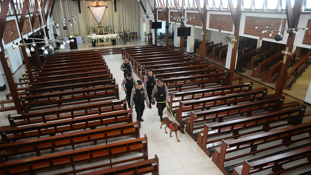 Polisi sterilisasi di Gereja jelang paskah. Foto: ANTARA FOTO/Yusuf Nugroho