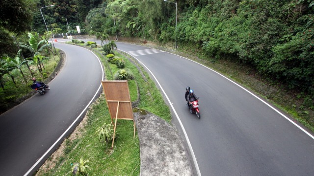 Penutupan jalan jalur Puncak. (Foto: ANTARA/Yulius Satria Wijaya)