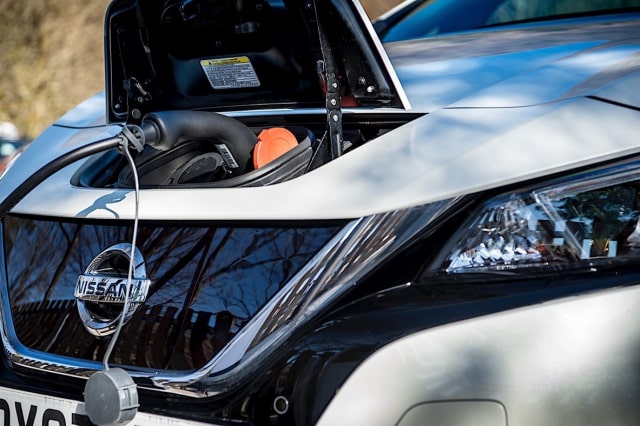 Isi ulang daya Nissan Leaf (Foto: dok. autoevolution)