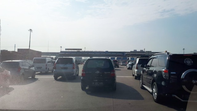 Antrean kendaraan di Gerbang Tol Cikarang Utama. (Foto: Aditia Noviansyah/kumparan)