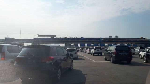 Antrean kendaraan di Gerbang Tol Cikarang Utama. (Foto: Aditia Noviansyah/kumparan)