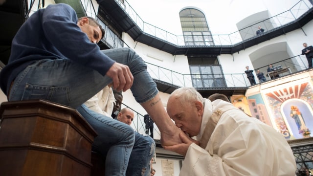 Paus Fransiskus mencuci & mencium kaki narapidana (Foto: Osservatore Romano/Handout via REUTERS)