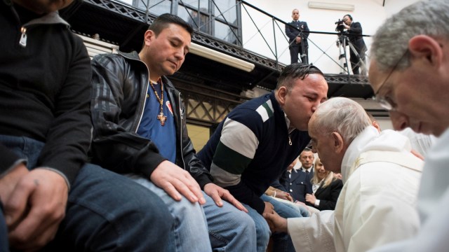 Narapidana cium kening Paus Fransiskus. (Foto: Osservatore Romano/Handout via REUTERS)