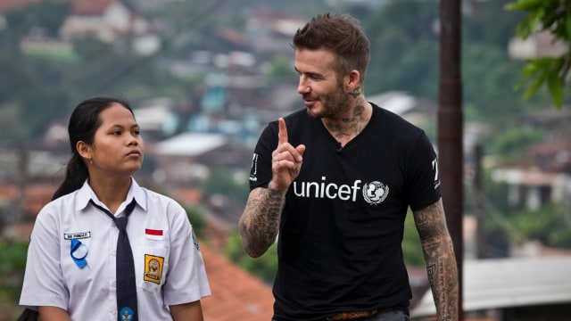 David Beckham bersama Sripun di Semarang. (Foto: Dok. UNICEF/UN0188666/Modola)